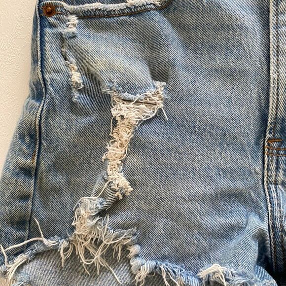 Abercrombie & Fitch High Rise Mom Shorts 26 / 2 Distressed Denim Cutoff Light Wa - Picture 10 of 10